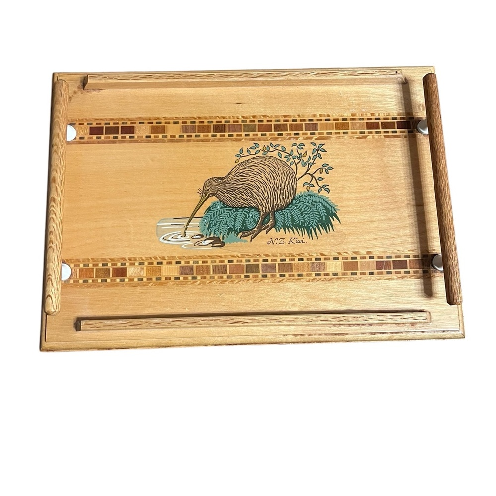 Vintage 1950s New
Zealand Inlay Specimen Wood Tawa Serving Tray
Kiwi Bird